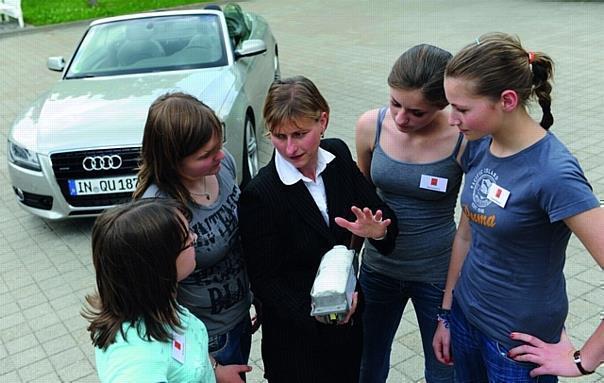 Die Teilnehmerinnen des Forscherinnen-Camps haben sich diese Woche im Audi Bildungswesen Ingolstadt intensiv mit dem Thema Sicherheit befasst.